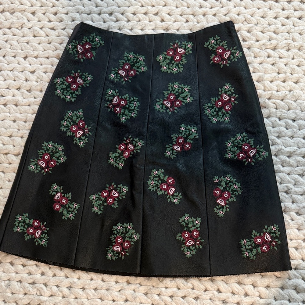 Club Monaco Size 2 Black Leather Mini A Line with Embroidered Flowers